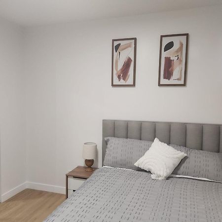 Brand New Deluxe 2 Bedroom Suite With Ac & Den Calgary Bagian luar foto