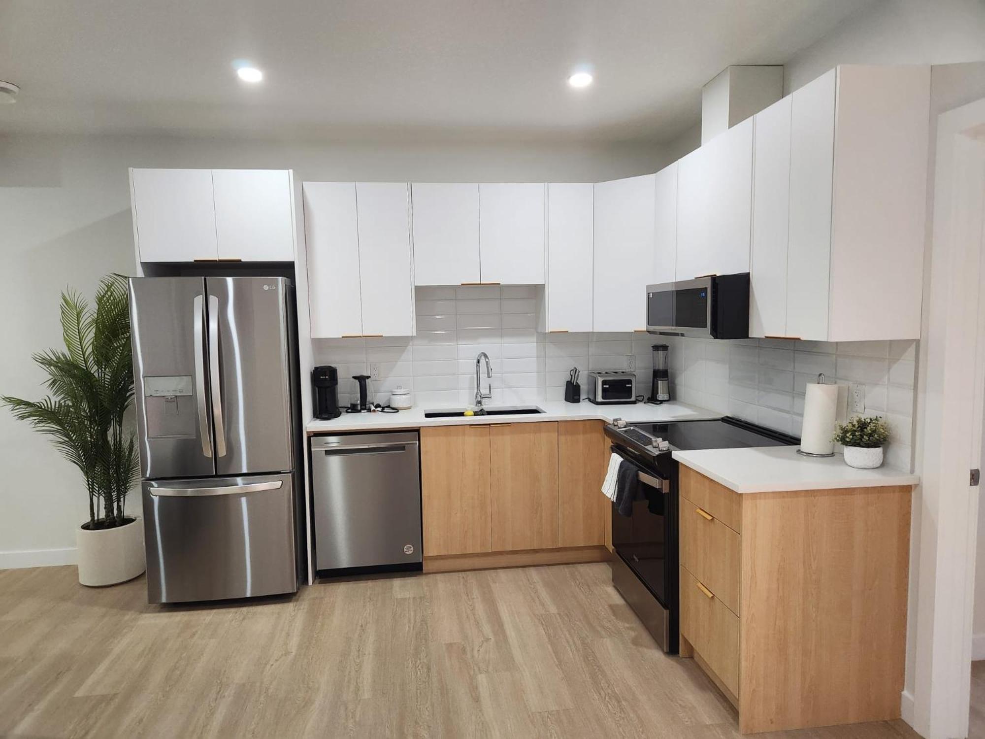 Brand New Deluxe 2 Bedroom Suite With Ac & Den Calgary Bagian luar foto