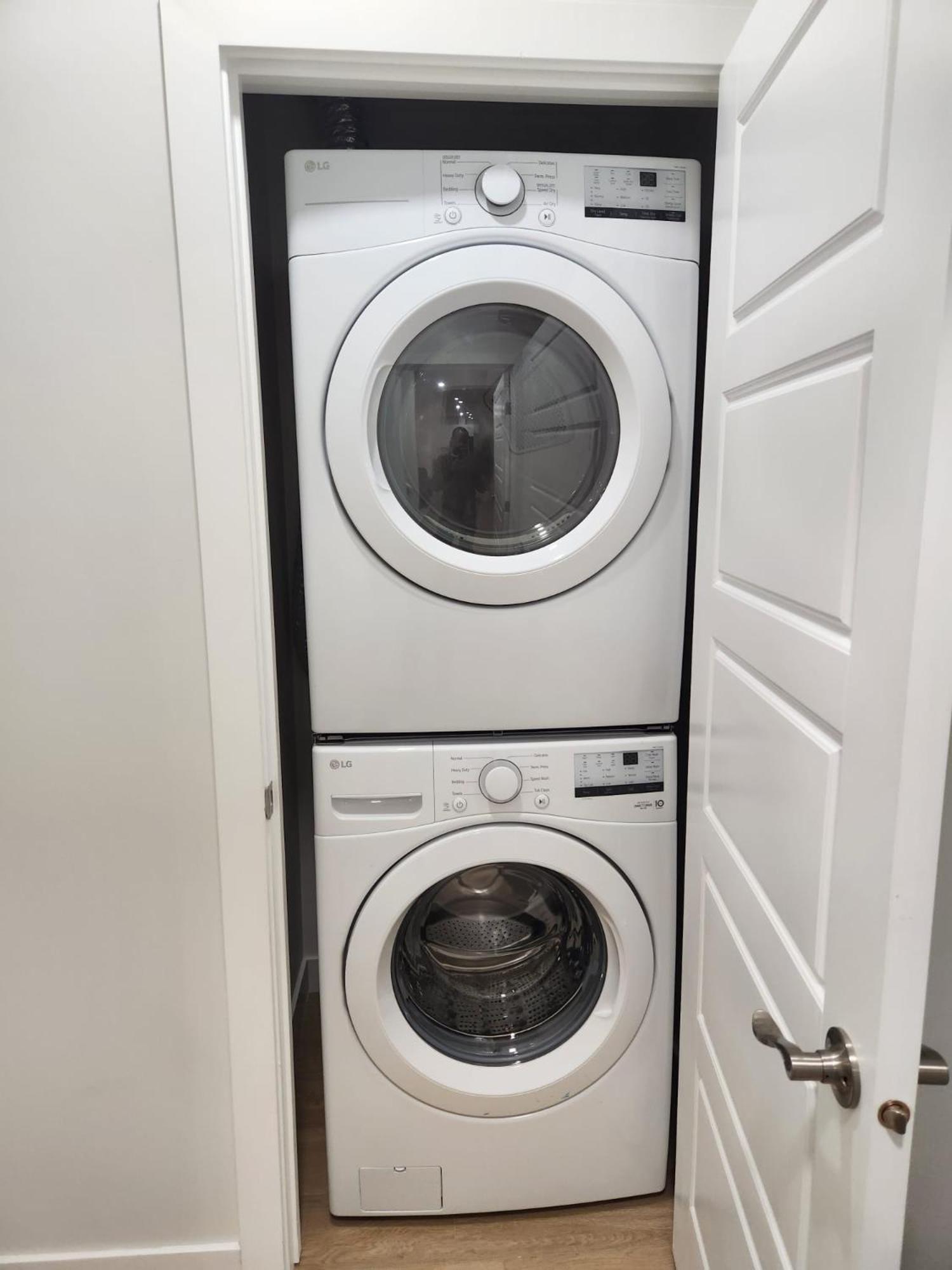Brand New Deluxe 2 Bedroom Suite With Ac & Den Calgary Bagian luar foto