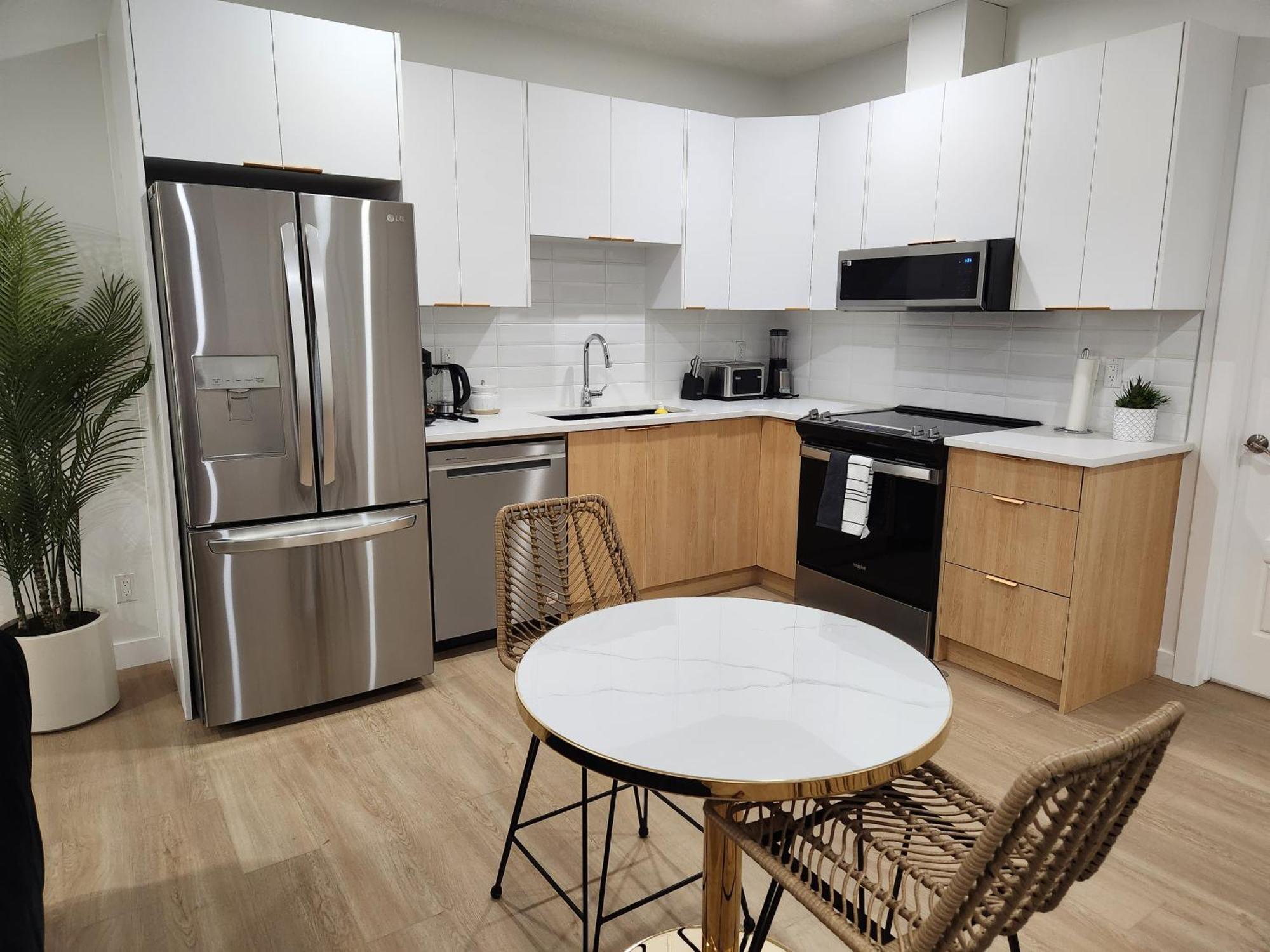 Brand New Deluxe 2 Bedroom Suite With Ac & Den Calgary Bagian luar foto