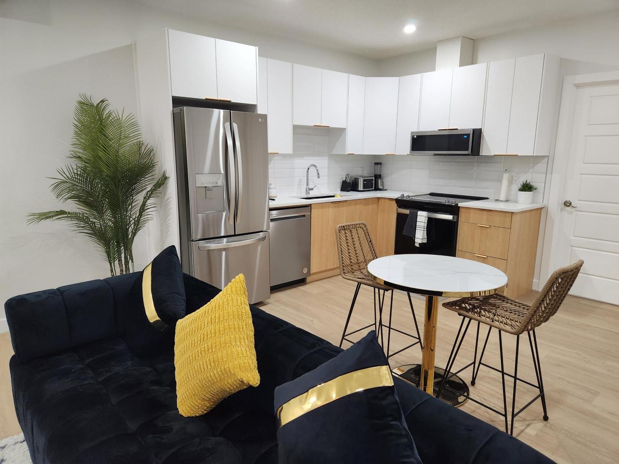 Brand New Deluxe 2 Bedroom Suite With Ac & Den Calgary Bagian luar foto