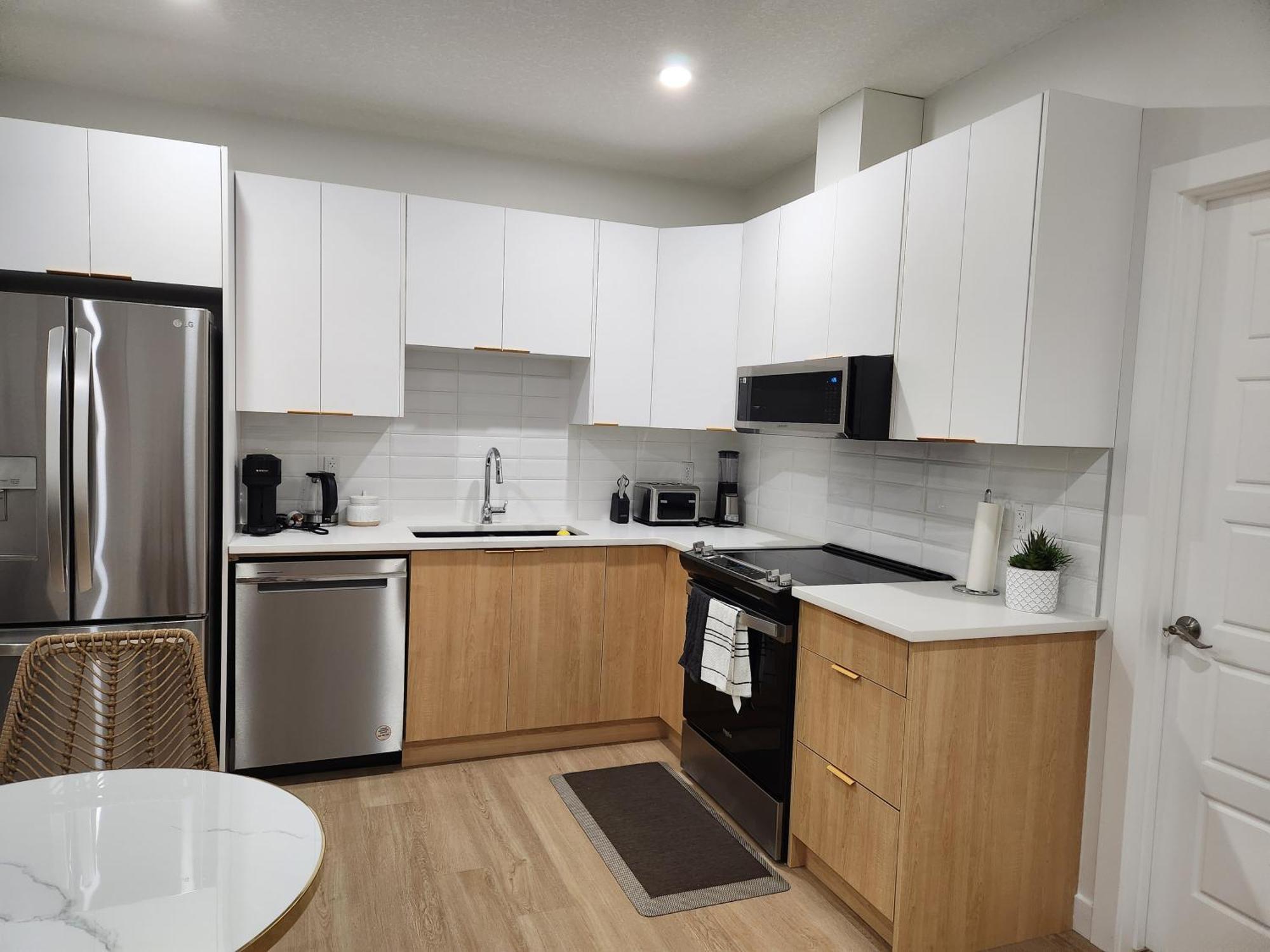 Brand New Deluxe 2 Bedroom Suite With Ac & Den Calgary Bagian luar foto