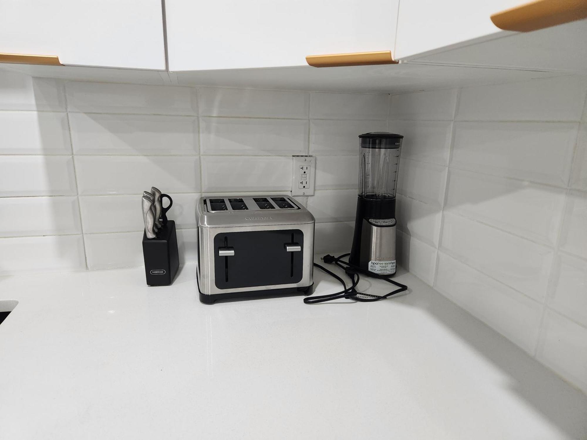 Brand New Deluxe 2 Bedroom Suite With Ac & Den Calgary Bagian luar foto